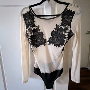 Mesh floral bodysuit. Size M